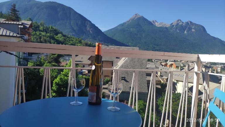 Joli T3 centre de Briançon Serre-Chevalier, parking gratuit - B&B Briançon