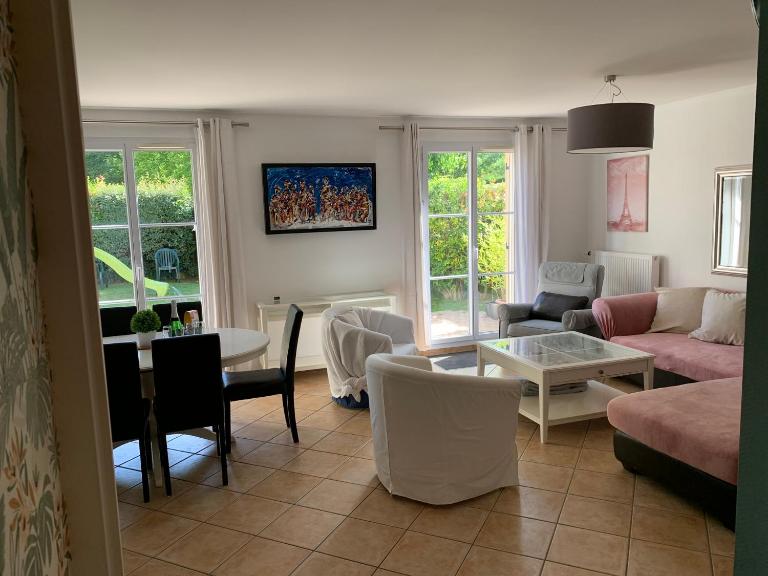 DISNEY & PARIS Happy Villa for 10 persons with Private Garden & Terrace 4 bedrooms, 3 bathrooms FIBER Wifi Netflix & free Parking - Bed and Breakfast Bailly-Romainvilliers