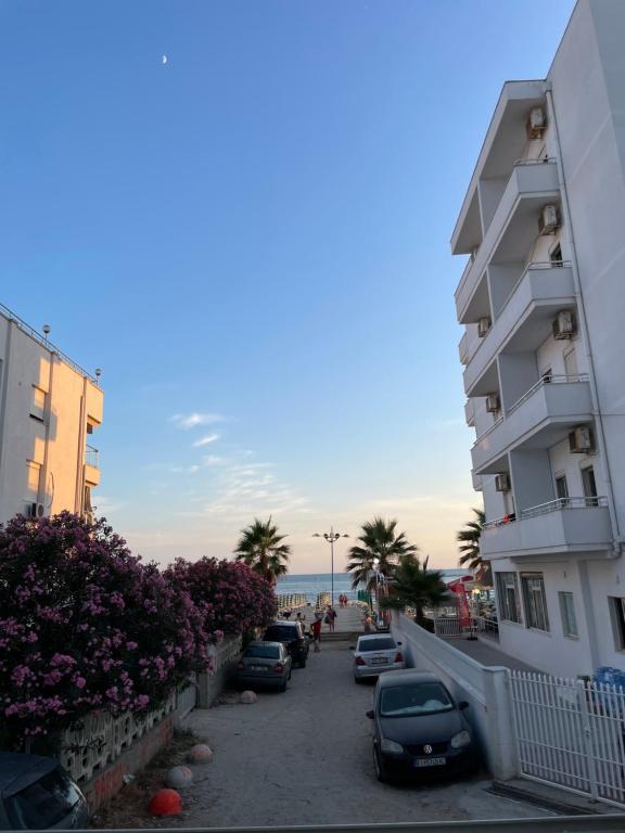 Flors Apartments - Bed and Breakfast Durrës
