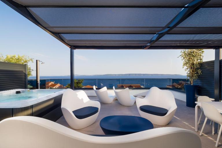 Luxury apartment- balcony- private rooftop and jacuzzi- common pool - B&B Trogir