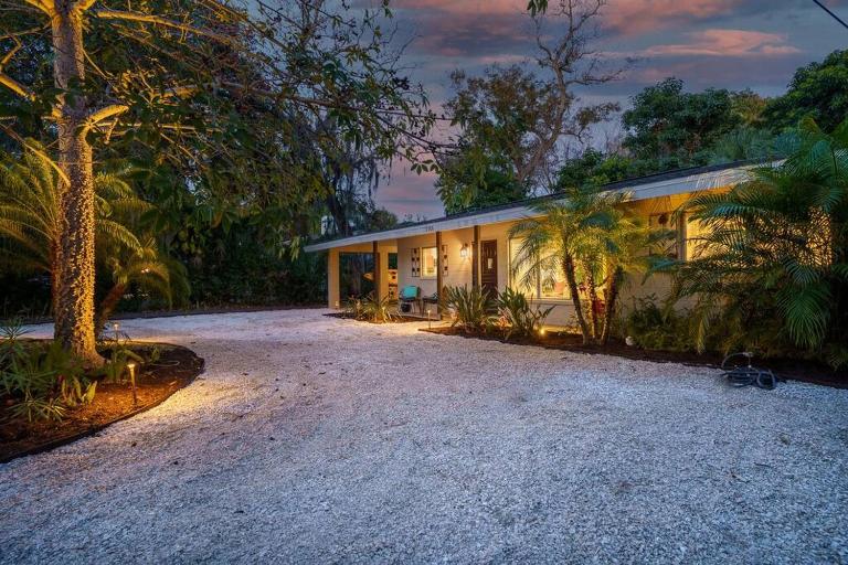 Beautiful Glam Mid-Century 1 block from Sarasota bay with Firepit - B&B Sarasota