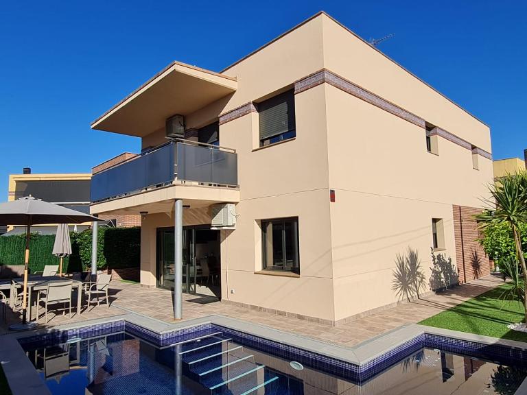 VILLA RIOJA with pool & mountain and sea view, ONLY FAMILYS - B&B Lloret de Mar