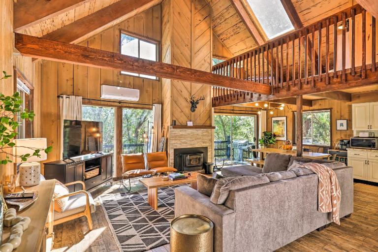 Near Trails: Cabin w/ 2-Level Deck in Twain Harte - B&B Twain Harte