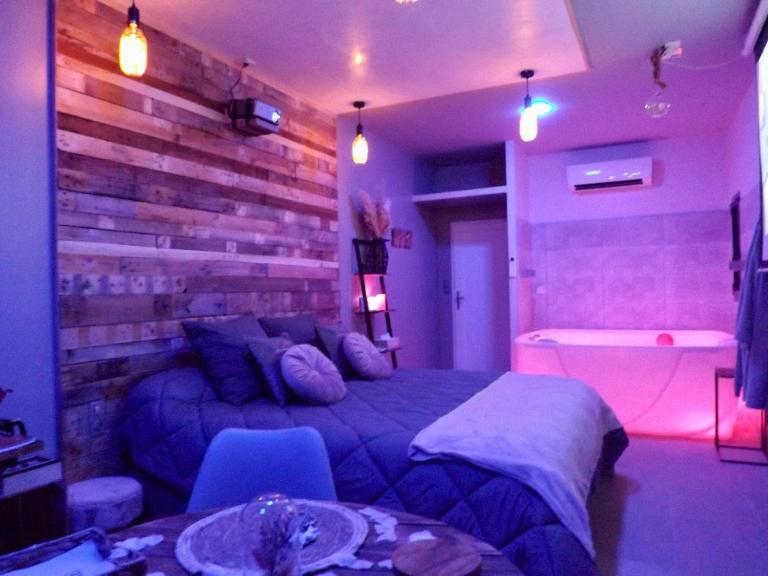 La Suite Côté Pool-House Piscine, Sauna & Jacuzzi privatifs - Chambres d'hôtes Istres