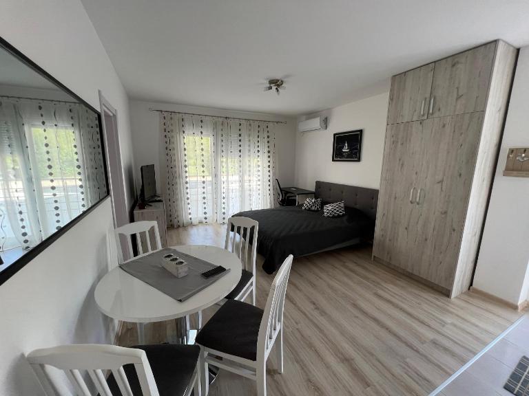 Chill Out Apartment - home away from home - B&B Igalo