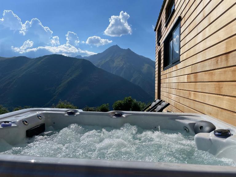 Tiny House tout confort au cœur des Pyrénées calme, vue et détente - Bed and Breakfast Grailhen