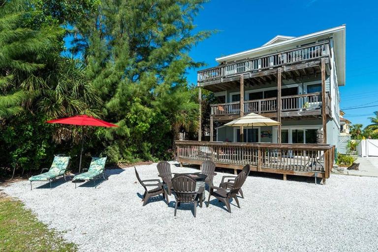 You can't get closer to the beach than this beachy 3 bedroom condo - B&B Siesta Key