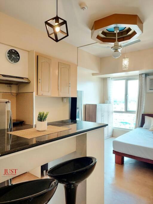 King Size Bed At the Heart Of the City - B&B Cagayan de Oro