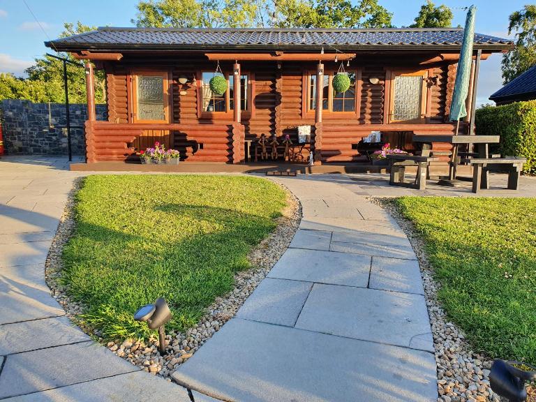 Cosy Countryside Log Cabin - B&B Kilkenny