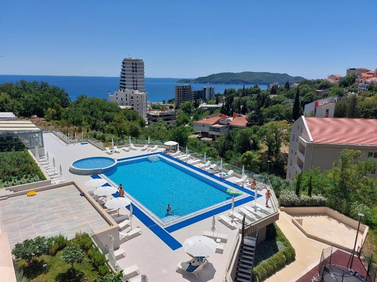 Comfort studio with sea view and swimming pool - Bed and Breakfast Bečići