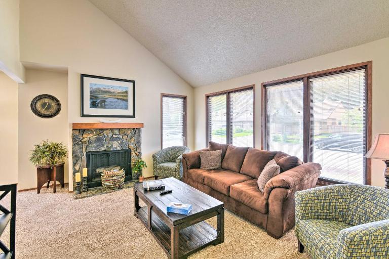 Modern Anchorage Townhome: 8 Mi to Downtown! - B&B Anchorage