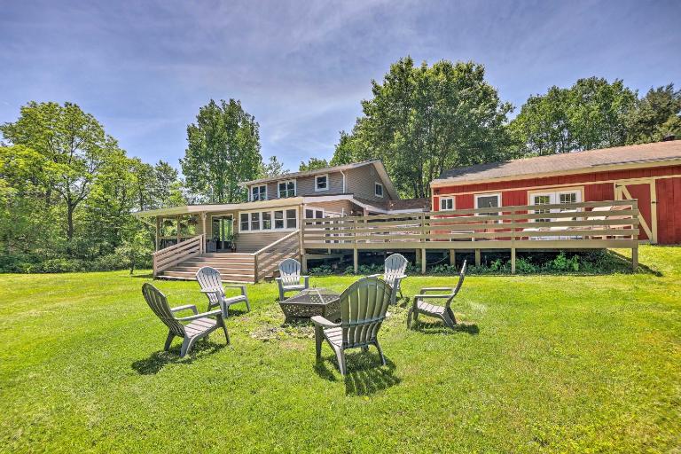Poconos Cottage w/ Fire Pit: Near Lake Harmony - Bed and Breakfast Albrightsville