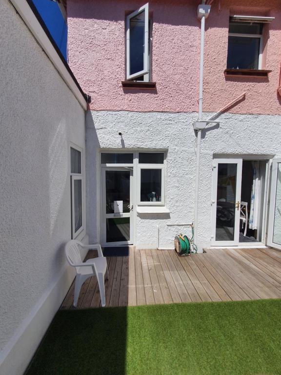 BARBIE HOUSE ,Opposite PIER & Beach ,SLEEPS 6 , 2 BEDROOM GROUND FLOOR SELF CONTAINED GARDEN FLAT , PRIVATE ENTRANCE , KITCHEN , Guaranteed Parking ,Wifi , Movies ,Bathroom ,fridge , microwave ,BEDROOM 1, DOUBLE BED & 2 SINGLE BEDS ,BEDROOM 2 , DOUBLE BED - B&B Paignton