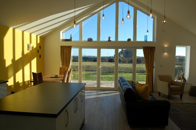 Beautiful, Modern Villa 5 mins walk from the Stunning Bay at Trearddur - Chambres d'hôtes Holyhead