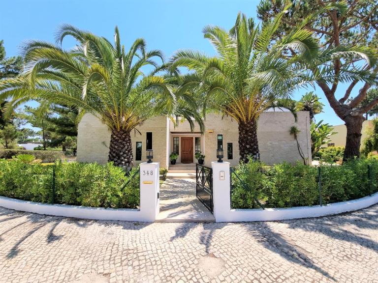 Villa Fati With Pool by Vacationy - B&B Tróia