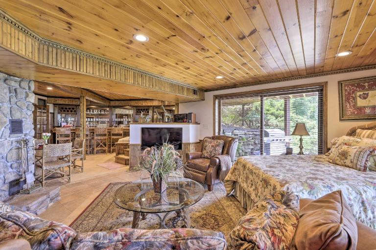 Cozy Studio: Indoor Hot Tub & Inground Pool Access - B&B Uncasville