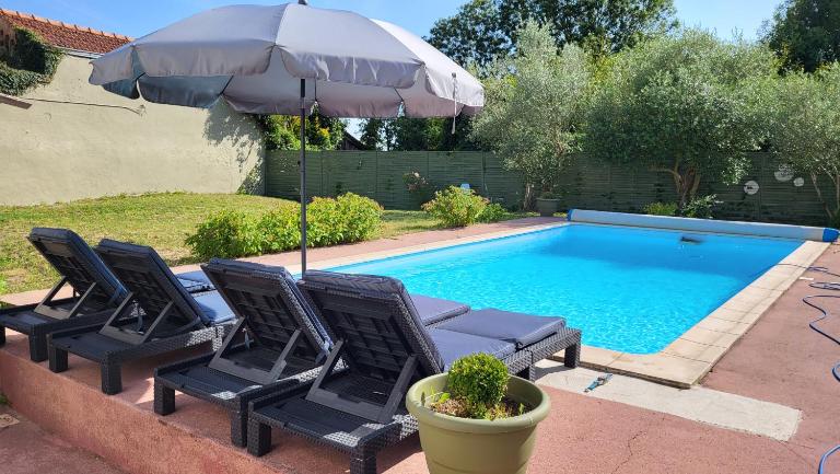 Maison Spacieuse & Piscine - Ferienwohnung Saint-Bonnet-sur-Gironde