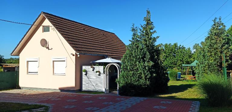 Klimatizált, medencés, jakuzzis nyaraló a Balatonnál! - Bed and Breakfast Kőröshegy