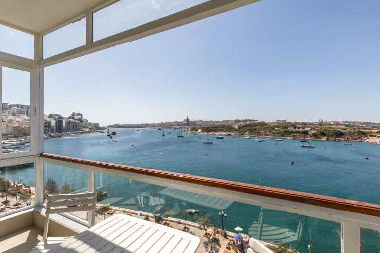 Stunning - Seafront 3-Bedroom 6th Floor - B&B Sliema