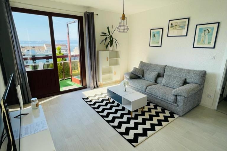 F2 près débarcadère, en centre ville, des thermes EVIAN LES BAINS 2 étoiles - B&B Évian-les-Bains