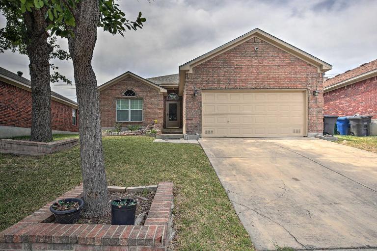 San Antonio Family Home w/ Deck ~ 16 Mi to Dtwn! - Bed and Breakfast San Antonio