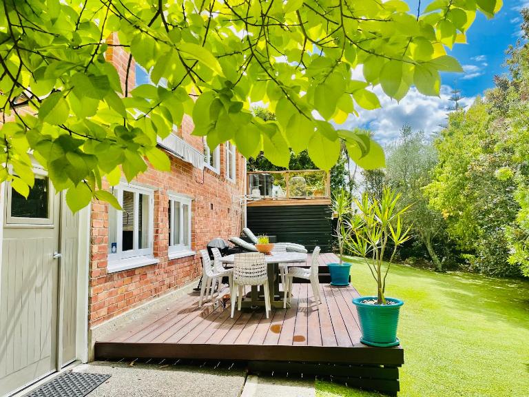 Whitby Studio - Mairangi Bay Beach - Bed and Breakfast Auckland