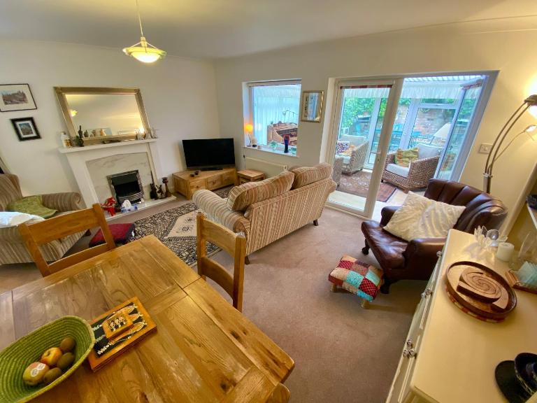 Spacious Two Bedroom House - TM - B&B Southport