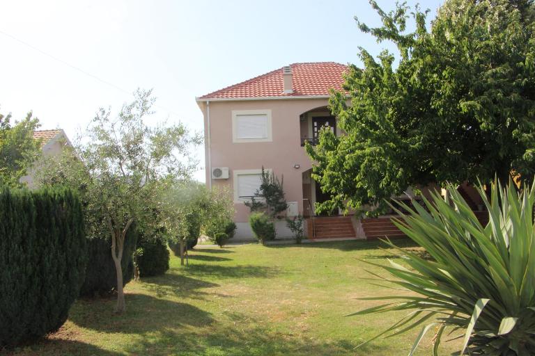 Large Three-Bedroom Apartment 2 Min from Airport - B&B Podgorica