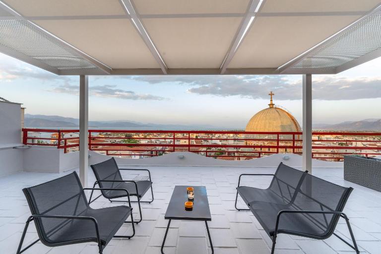 John's city center roof studio flat -panorama view - B&B Aígio
