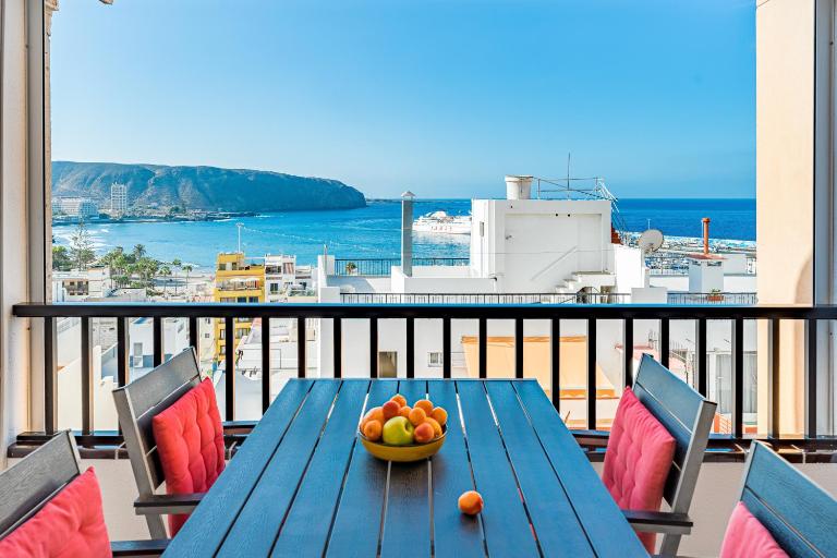 Cosy apartment with sea view en el centro Los Cristianos - B&B Arona