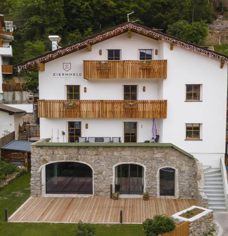 Garni Ziernheld - B&B Malles Venosta
