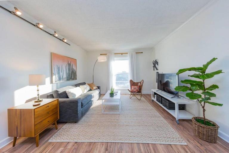 Music Row Retreat with Pool and Free Parking, Walk to Bars! - Ferienwohnung Nashville