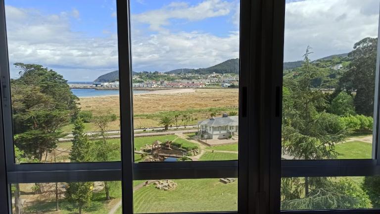 Piso luminoso y acogedor en primera línea de playa Covas Viveiro - Chambres d'hôtes Vivero