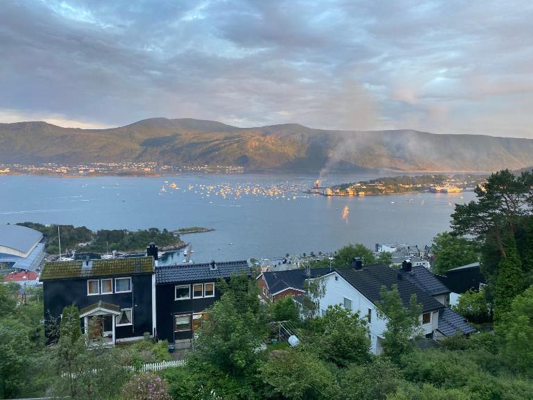 Great place with a stunning view of the mountains and the fjord - B&B Ålesund