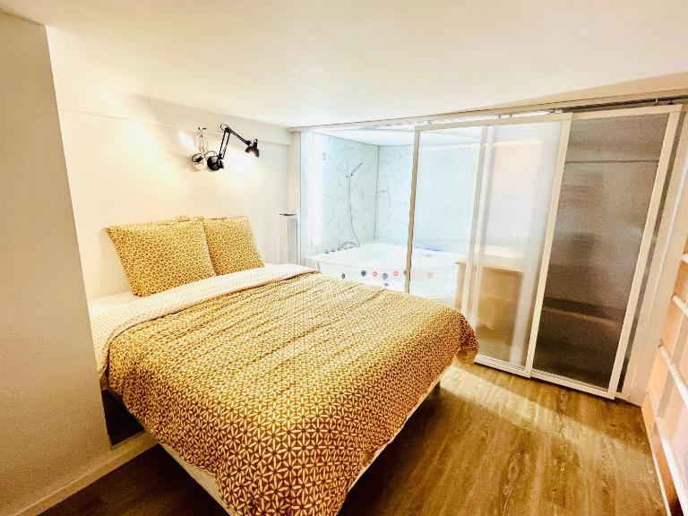 Duplex-Ceiling height 1,9m-Free private parking-Self check in !! Duplex climatisé-Hauteur sous plafond 1,9m-Parking privé gratuit-Arrivée autonome !! - Chambres d'hôtes Avignon