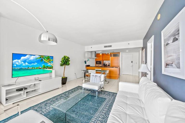 Gorgeous Unit At The W Building Priceless Location - B&B Miami