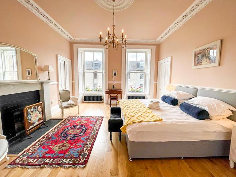 Remarkable 5BR Townhouse with Garden, Sleeps 12 - B&B Edinburgh