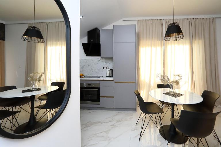 Apartments Monika near the sea with private parking - Chambres d'hôtes Bibinje