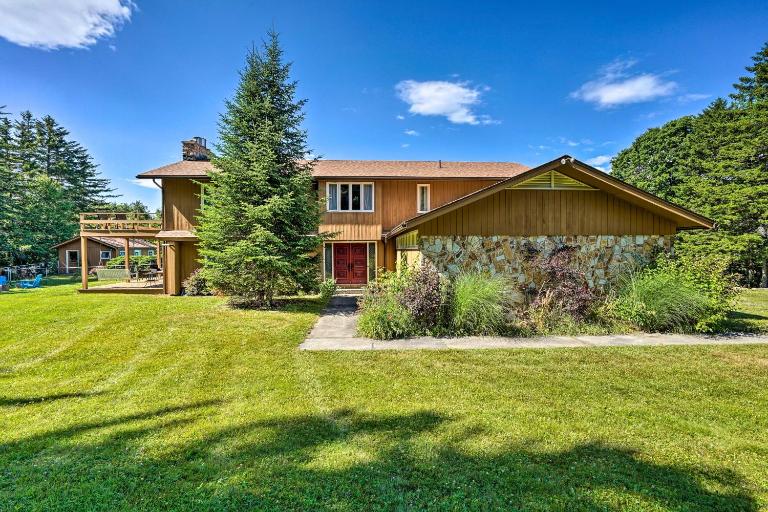 Family Winter Retreat w/ Hot Tub: 14 Mi to Slopes! - B&B Whitingham