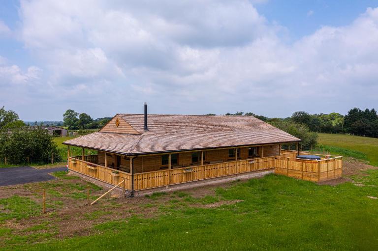 Luxury Log Cabin with a Hot Tub - B&B Stone