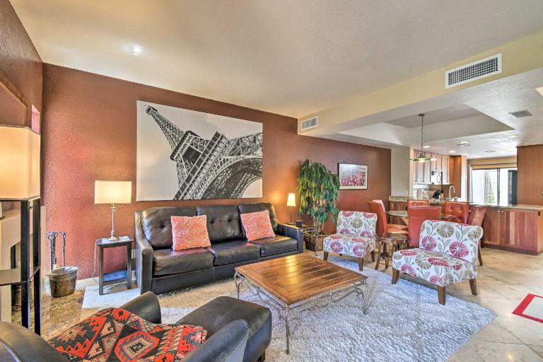 Golf Course Views, Hot Tub Access: Phoenix Home! - Bed and Breakfast Phoenix