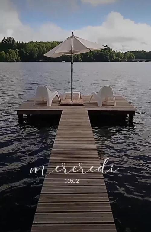 Ma Cabane Au Bord Du Lac - B&B Neuvic