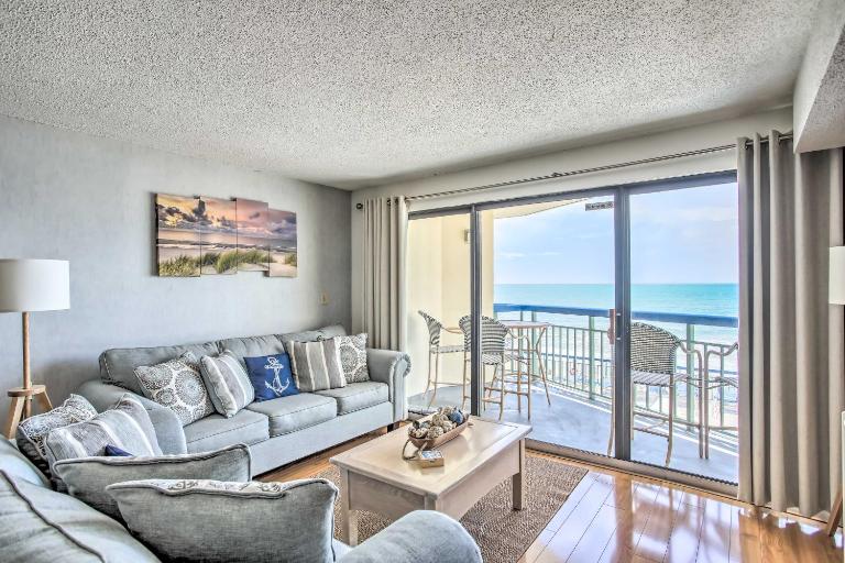 Oceanfront Condo w/ Pool in North Myrtle Beach - Chambres d'hôtes Myrtle Beach