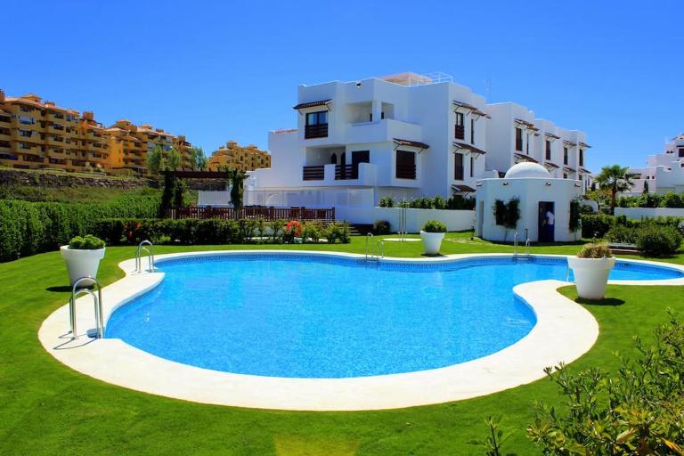 Luxury apartment in Golf Hills, Estepona. - B&B Estepona