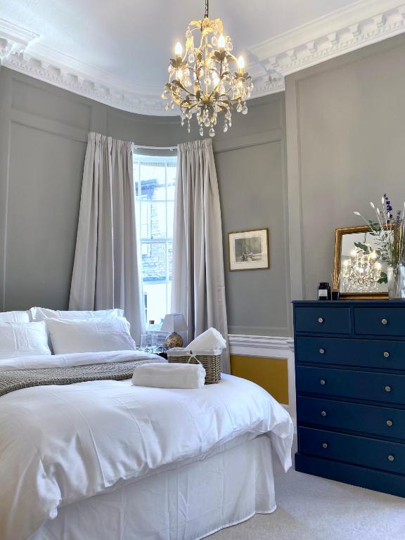Elegant Georgian Apartment in Bath's Iconic Centre - Bed and Breakfast Bath