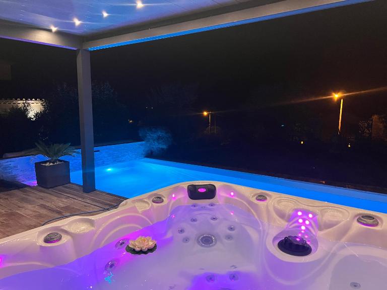 Suite romantique Le temps d'un Instant Loveroom Hammam jacuzzi piscine - B&B Villeneuve