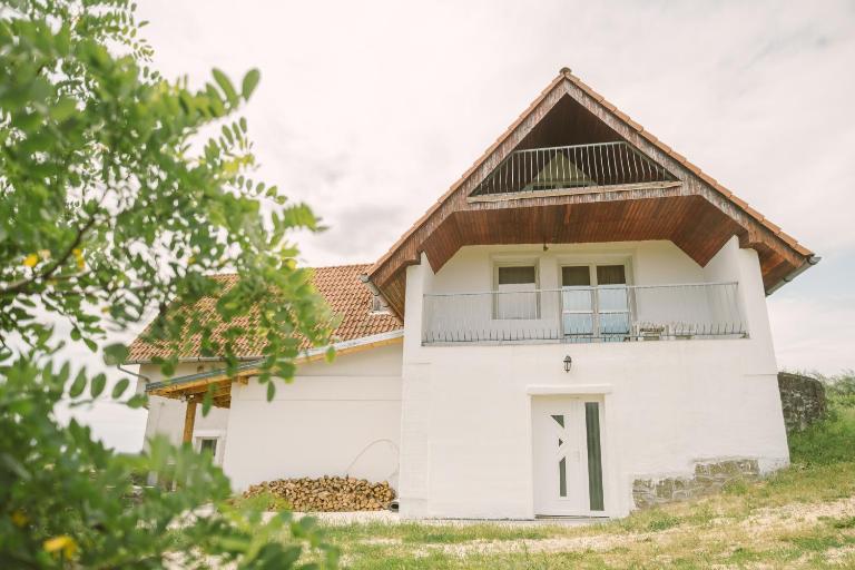 MacskaFészek Vendégház - B&B Kissomlyó
