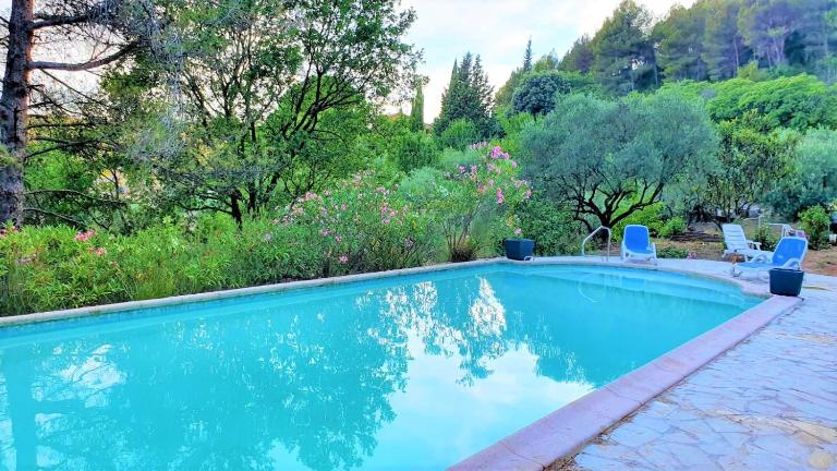 Villa CIGALONS en pleine pinède avec PISCINE - Chambres d'hôtes Auriol