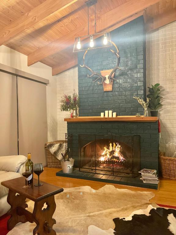Two Mountains Lodge - Modern Alpine Retreat with Spa - 3mins to Mt Buller - Bed and Breakfast Mount Buller