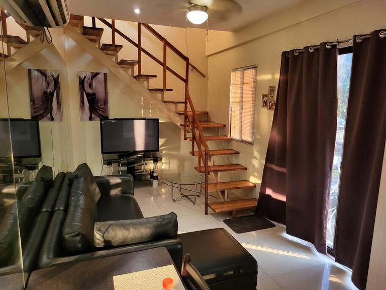 Sheryll Escapes - Kandi Resort-type Spacious 1 BR loft with Netflix and free Housekeeping - Chambres d'hôtes Angeles City